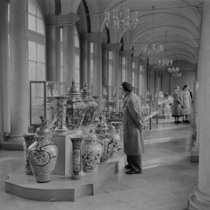 Dresden. Zwinger, Porzellansammlung. Blick durch die Langgalerie mit Ausstellungsvitrinen und Vasen (Selbstporträt? des Fotografen)
