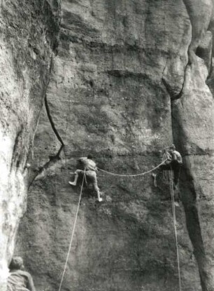 Sächsische Schweiz. Affensteine, Rokokoturm. Seilschaft Karlheinz Gonda und Gerhard Junghans bei der Erstbegehung des Bergfinken-oder Neuen Westweges. 26.6.1949 (VIIIb)