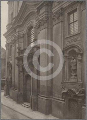 Fassade der Jesuitenkirche Glogau mit Portal und Nischen
