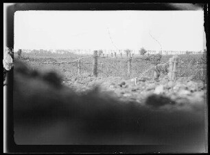 Blick vom Horchposten Beobachtungsstand 4 (3. Zug) auf die Straße Carnoy (Dep. Somme, Frankreich) - Maricourt (Dep. Somme, Frankreich)