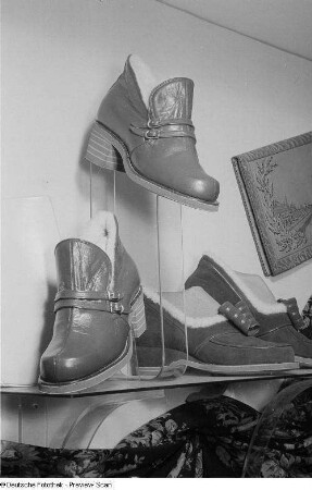 Ausgestellte Schuhe auf der Leipziger Herbstmesse 1954
