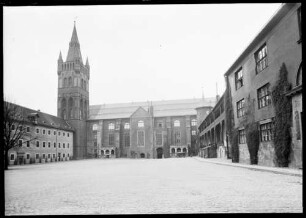 Königsberg, Schlosshof mit Schlosskirche, Südflügel und Ordensbau.