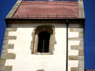 Kirchturm von Süden - Glockengeschoß mit Satteldach - im oberen Fenstergewände Jahreszahl 1521 (Neubau auf Vorgänger)