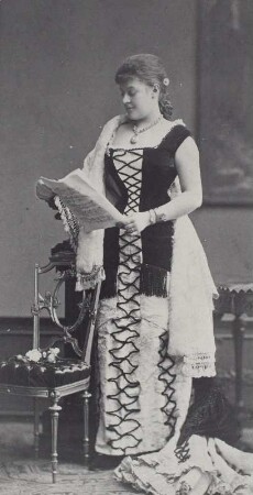 Porträt Therese Malten : Porträt Therese Malten (1855-1930; Sopranistin). Fotografie, oblong (Kollodiumpapier auf schwarzem Karton mit Goldschnitt, mit Atelieraufdruck und Autogramm verso) aus dem Atelier von Wilhelm Höffert. Dresden, etwa 1885