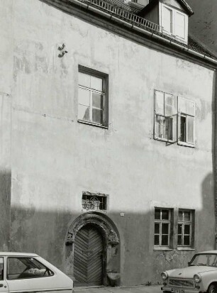 Freiberg (Sachsen), ehemaliges Oberhüttenamt, heute Wohnhaus mit Sitznischenportal (um 1995 entfernt)