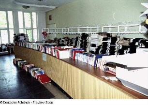Sächsische Landesbibliothek - Staats- und Universitätsbibliothek Dresden, Zweigbibliothek Medizin. An der Garderobe gestapelte Bücher