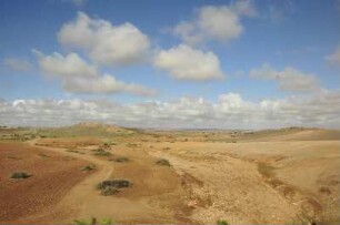 Landschaft an der Bahn : Marokkanische Landschaft an der Bahnstrecke von Marrakesch nach Casablanca, aufgenommen am 05.11.2008