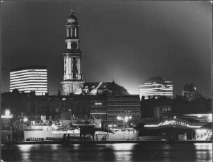Hamburg bei Nacht. Blick vom Reiherstieg Richtung St. Pauli. Vorn die Überseebrücke, Bürogebäude "Deutscher Ring" und die Hauptkirche St. Michaelis (Michel), Unilever und Plaza Hotel