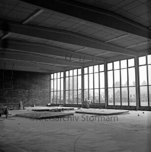 Sporthalle: Realschule [später Dietrich-Bonhoeffer-Realschule]: Am Schulzentrum: in Bau: Innenaufnahme: Innenausbau: Arbeiter, Deckenplatten