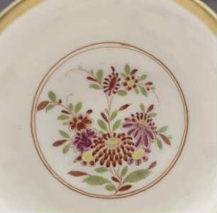 Zwei Koppchen und Unterschalen mit Wappen Grimani und Chinoiserien — Kat. Nr. 303: Koppchen und Unterschale — Koppchen