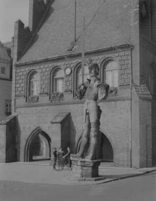 Stendal. Gerichtslaube mit Roland