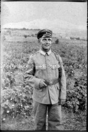 Soldat auf einem Feld, 1. Weltkrieg
