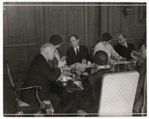 Lunch für Gerhard Hauptmann anlässlich seines Besuches in den USA beim Bankier Otto H. Kahn in New York. von links: Otto H. Kahn, N. N. , Norman Hapgood