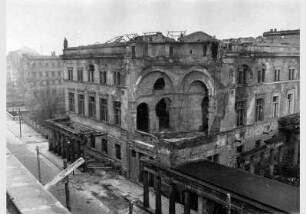 Blick auf den zerstörten Übergang und die zerstörte Fassade des Neuen Museums