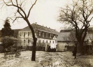 Meusegast (heute: Dohna-Meusegast). Rittergut. Wohnhaus (18. Jh.) und Scheune. Blick zum Hoftor