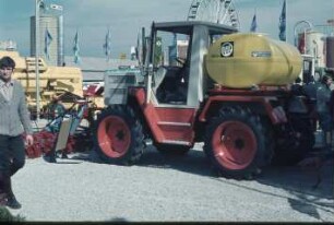 Fotografie: Systemtraktor, Hackmaschine, Frontanbau, Bandspritzung