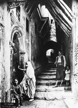 In Algier : Blick entlang einer engen Gasse in Algier