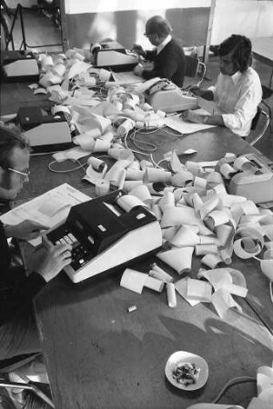Auswertung der Stimmzettel für die Kommunalwahl am 24. Oktober 1971