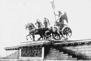 Berlin, Brandenburger Tor, Quadriga. Gesamtbau Brandeburger Tor: Carl Gotthard Langhans; Quadriga von Gottfried Schadow (Guß durch Jury)