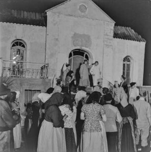 Sorbisches Volkstheater: "Wotprosenje" (Die Abbitte) : Loga. Schauspieler des Sorbischen Volkstheaters bei der Aufführung des Theaterstückes "Wotprosenje" (Die Abbitte)