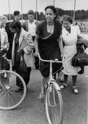 Stockholm. Internationaler Jugendtag 1950. Eine Inderin lernt radfahren