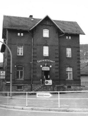 Aue, Dr.-Otto-Nuschke-Straße 1. Wohnhaus mit Gaststätte "Schlachthof". Straßenansicht
