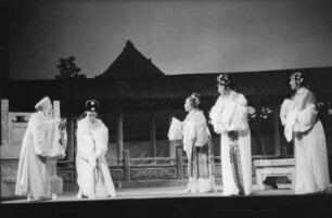 Szenenbilder aus "Romanze vom Westzimmer" und "Liang Schan po und Tschu Yingtai", Gastspiel der Chinesischen Oper in der Volksbühne, Premiere 03.07.1955