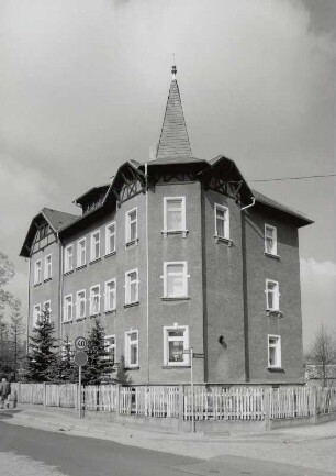 Ottendorf-Okrilla, Wohnhaus : Ottendorf-Okrilla. Wohnhaus (1902), Radeburger Straße 4/Ecke Ernststraße. Straßenansicht