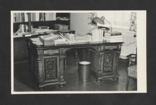 [Schreibtisch in Walter Markovs Zimmer (ehemals Karl Lamprechts Schreibtisch)]