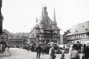 Rathaus Wernigerode : Rathaus, davor Verkaufsstände