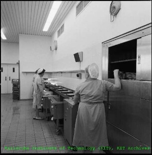 Geschirrrückgabe der neuen Kantine des Kernforschungszentrums Karlsruhe (KfK)