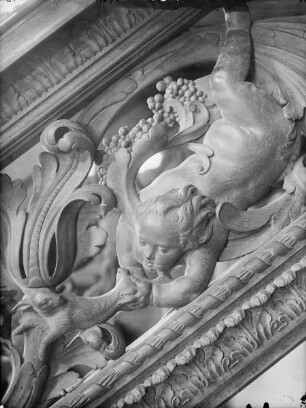 Kanzel — Putto mit Hase