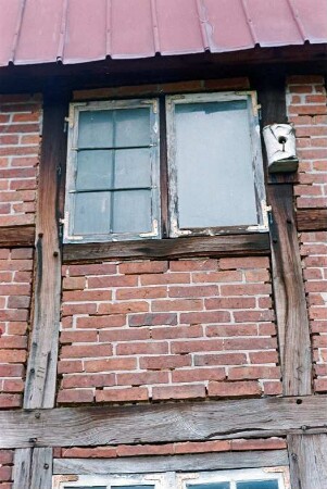 Hörn 23: Hofanlage: Fachwerkdurchfahrtshaus von 1753: in Verfall: Giebelseite Wohntrakt, Teilansicht: Gefache mit Ausmauerung, Fenster mit Bleiverglasung