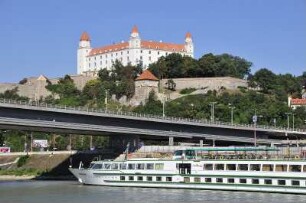 Donau Straßenbrücke : Blick von der Strommitte der Donau auf die historische Burg (oben), auf die Donau-Straßenbrücke und auf ein Hotelsschiff am Ufer. Aufgenommen am 1. September 2009 in Bratislava