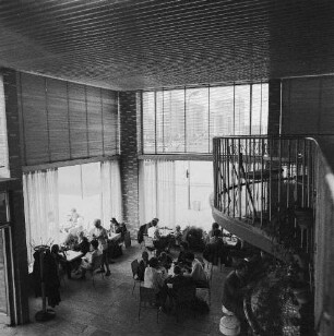 Berlin-Mitte, Karl-Marx-Allee 35. „Mokka-Milch-und-Eis-Bar“ (1961-1963, W. Franek). Inneres