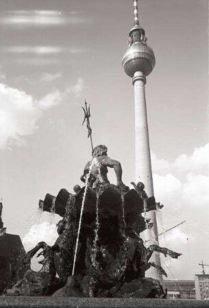 Berlin: Ost; Neptunbrunnen und Fernsehturm