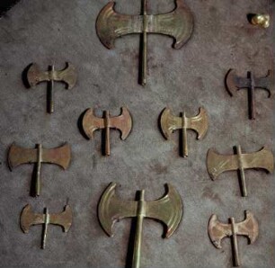 Doppeläxte aus der Höhle von Arkalochori