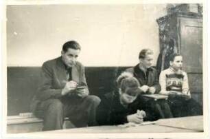 Etha Richter beim Unterrichten im Modellieren (wahrscheinlich für die Volkshochschule in Dresden)