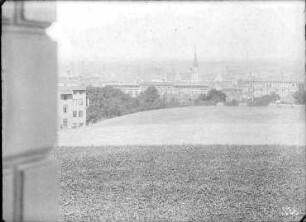 Blick vom Preßlers Berg auf Halle. Vordergrund: Rannischer Platz. linke Bildseite: St. Georgenkirche in Glaucha. Bildmitte: Elisabeth-Krankenhaus und Kirche
