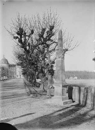 Distanzsäule : Moritzburg. Distanzsäule (1730) an der rechten Seite der südlichen Schloßauffahrt