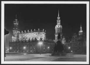 Dresden in Nachtbeleuchtung : Dresden-Altstadt. Theaterplatz mit Reiterstandbild König Johann von Sachsen. Blick gegen Katholische Hofkirche und Residenzschloss