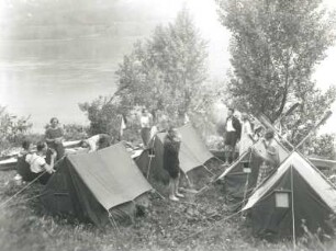 Wasserwanderung Regensburg-Wien der sächsischen Teilnehmer des Arbeiterjugendtreffens am 15. Juli 1929 in Wien. Mahlzeit zwischen den Zelten