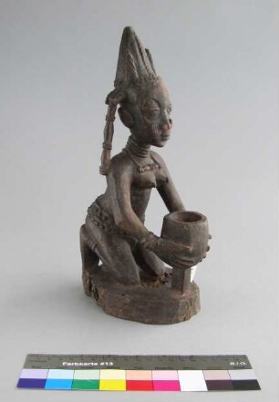 knieende Frau, ein Kolanuss-Gefäß haltend (Götterfigur)