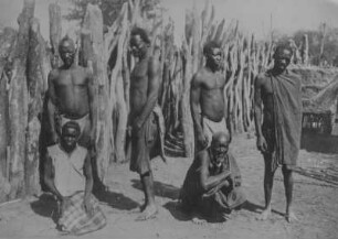 Gruppenbildnis : Gruppenportrait mit Männern der Ovambo