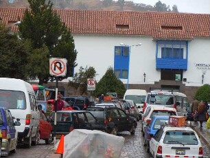 Cusco - Autoverkehr staut sich : Der Autoverkehr staut sich in einer engen Gasse der Altstadt. Aufgenommen am 31. August 2011 in Cusco