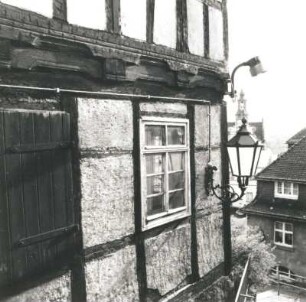Colditz, Schloßgasse 4/Ecke Kirchgäßchen. Wohnhaus (17. Jh.). Teilansicht (Kirchgäßchen) mit Straßenleuchte