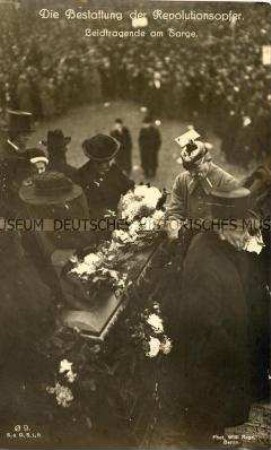 Trauerfeier für die Revolutionsopfer im November 1918 in Berlin.