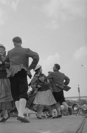 Kulturveranstaltung mit Trachtentanzgruppen (Vierländer?) anlässlich des II. Deutschen Turn- und Sportfestes