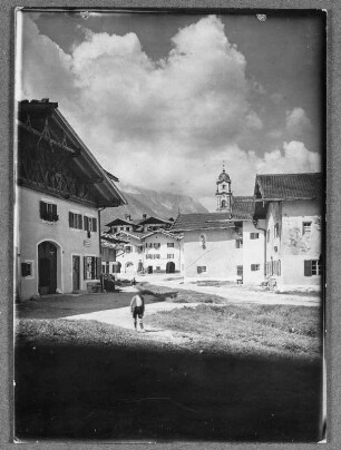 Dorf Mittenwald : Ortsteilansicht mit Kirchturm der barocken Pfarrkirche