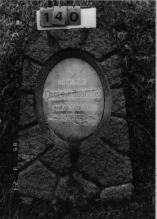 Grabstein 140 (Index: 99792732) Material: Granit, weiße Marmorplatte Zustand: Platte quer gesprungen, sonst gut Maße HxBxT: 112x61x36 cm Beschreibung: Stele, rustica, ovale Schriftplatte: Grabstein 140
